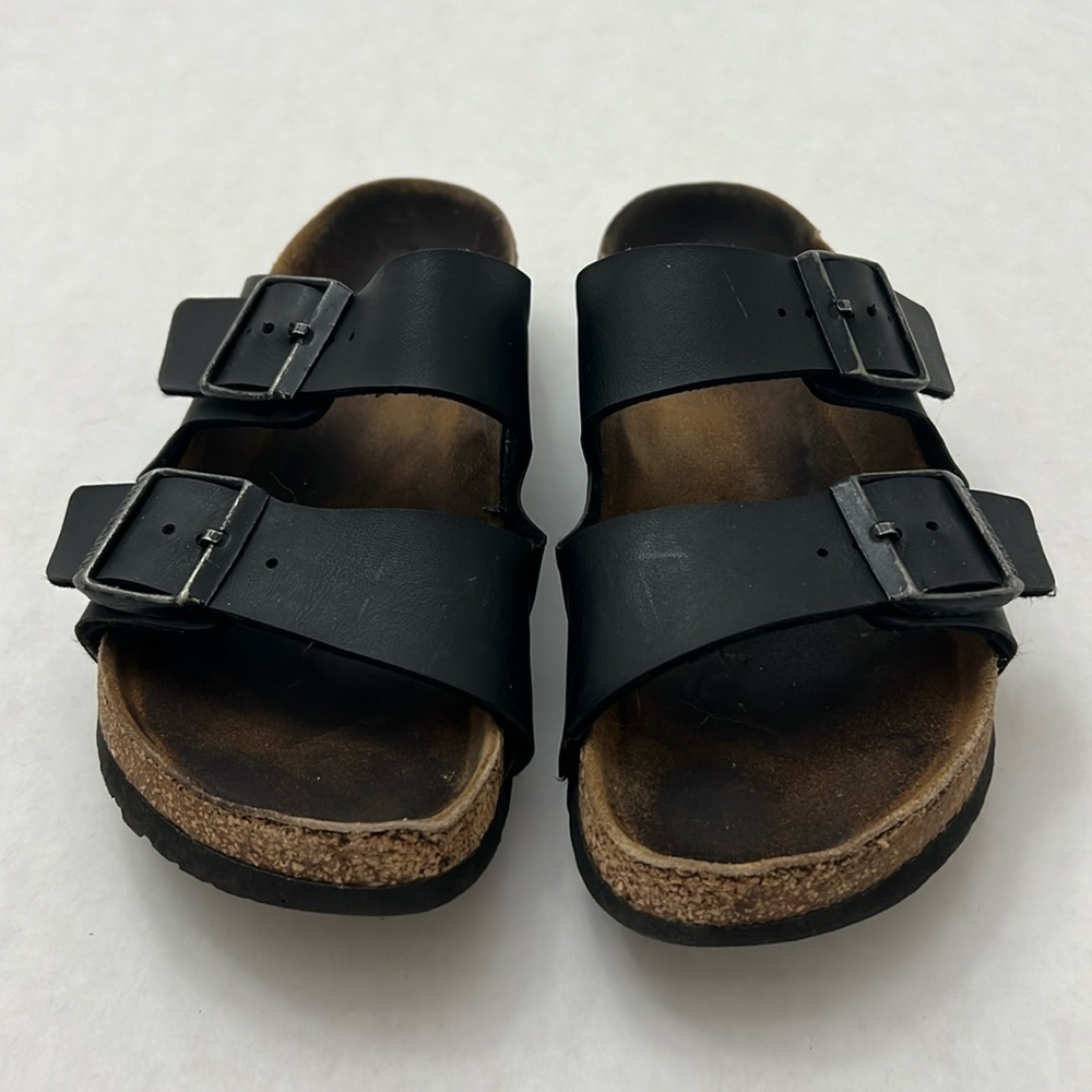 See pictures for size. My best guess is a size 7.